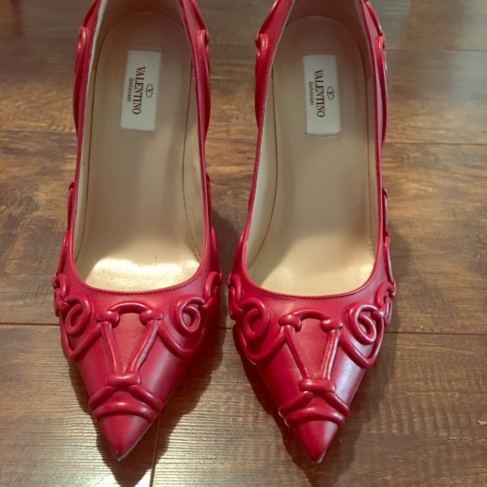 ‼️ 24 HOUR PRICE DROP ‼️Valentino Red Scroll Pumps